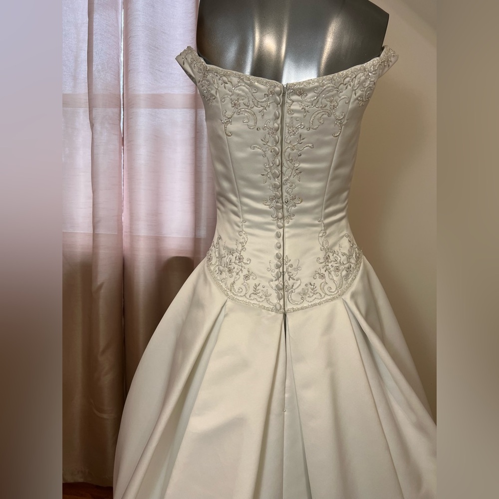 Elegant Off-Shoulder Ivory Embroidered Ball Gown - Picture 7 of 10
